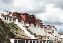 티베트 살아있는 부처와 보살이 있는 순례자의 성지