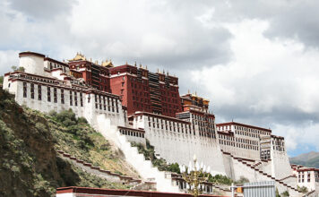티베트 살아있는 부처와 보살이 있는 순례자의 성지